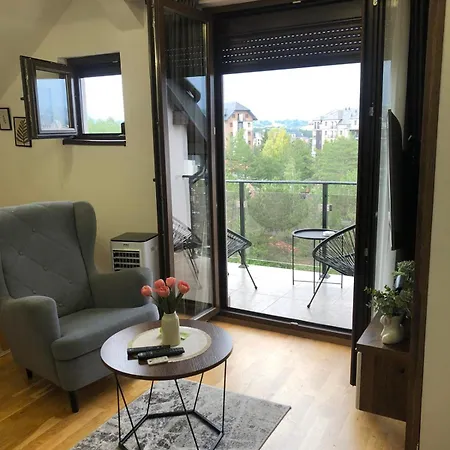 Altavista アパート ズラティボール